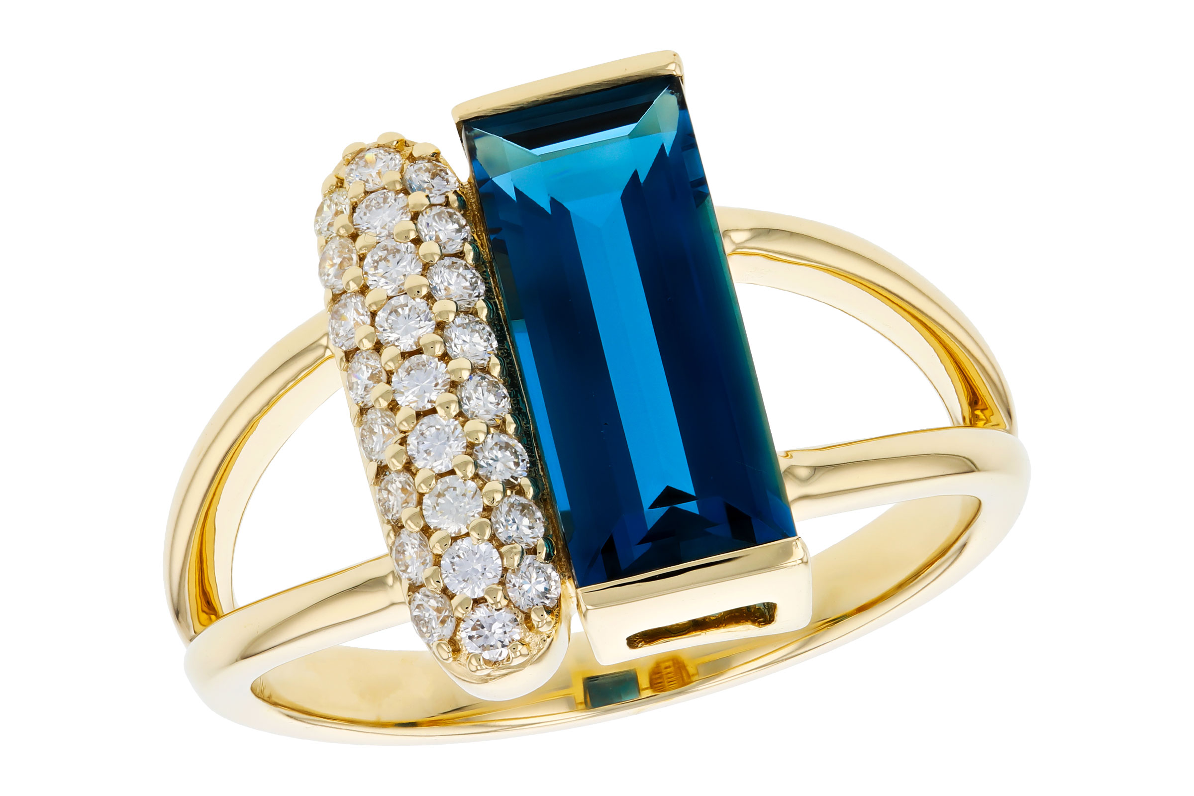 H330-02298: LDS RG 2.67 LONDON BLUE TOPAZ 2.92 TGW (12x5MM BT)